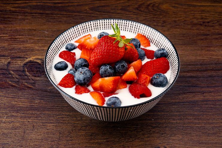 Flavoured yogurt for Plain yogurt with fresh fruits