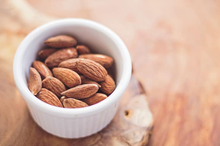What are the benefits of eating soaked almonds